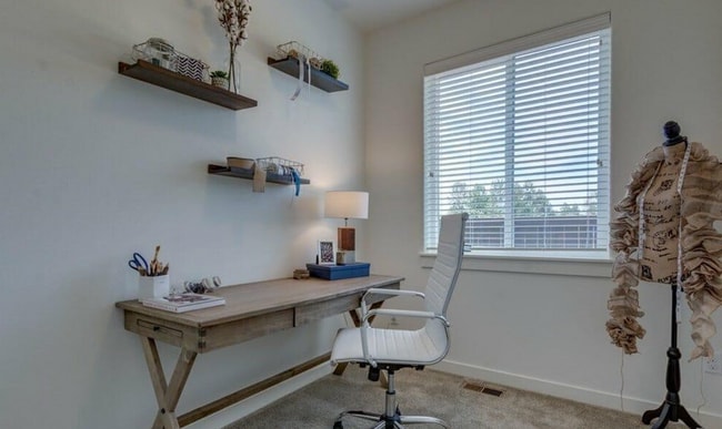 Building Photo - Cozy 3 Bed, 2.5 Bath Townhome in Prime Location!