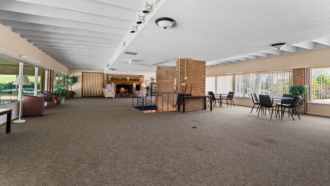 Building Photo - 1225 S Maple Rd