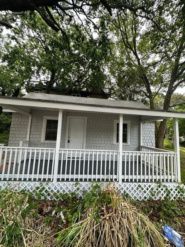 Building Photo - Cozy Beach Bungalow