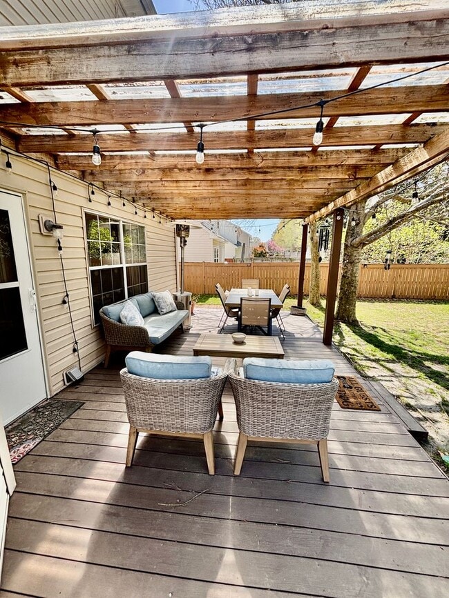 Building Photo - 3 bedroom/2.5 bathroom- Lake Cambridge- Kiln Creek