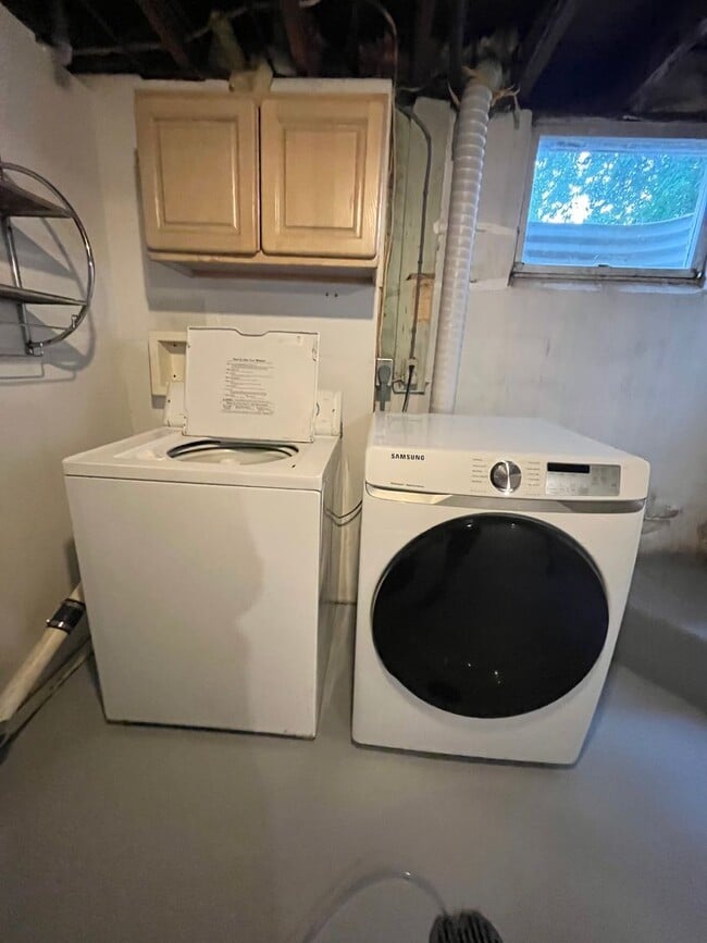 Building Photo - 3 Bed/1 Bath with Bonus Room and Fully Fenced in Yard!