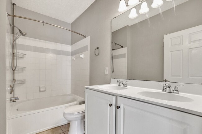 Building Photo - 3 bedroom/ 2 bathroom condo next to St Joh...