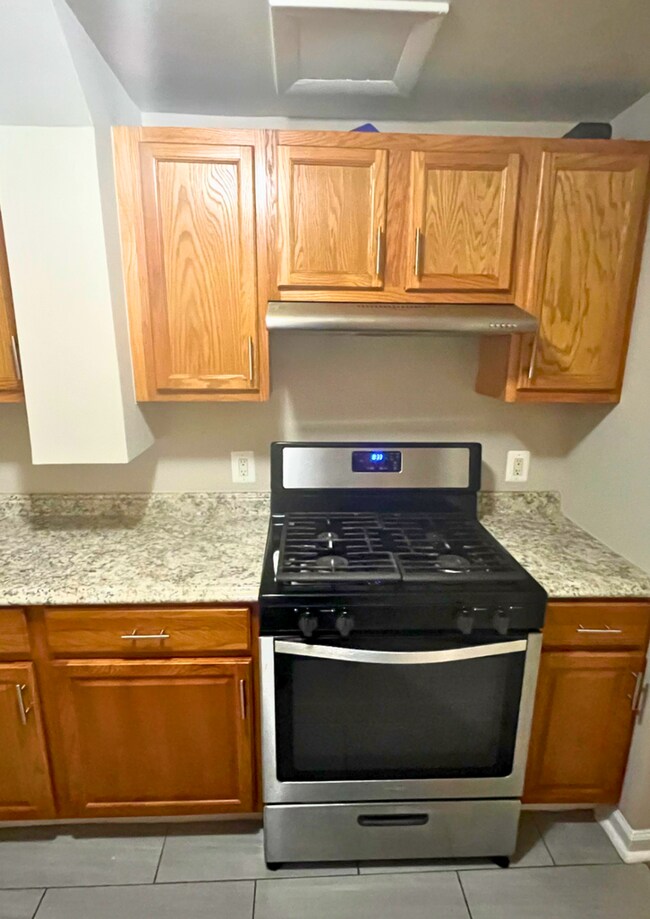 Building Photo - Spacious 1-Bedroom Apartment in Southeast ...