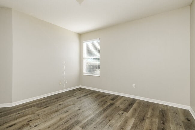 Building Photo - 1915 Crestridge Dr