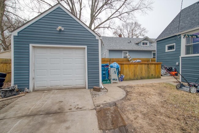 Building Photo - 702 Jackson St