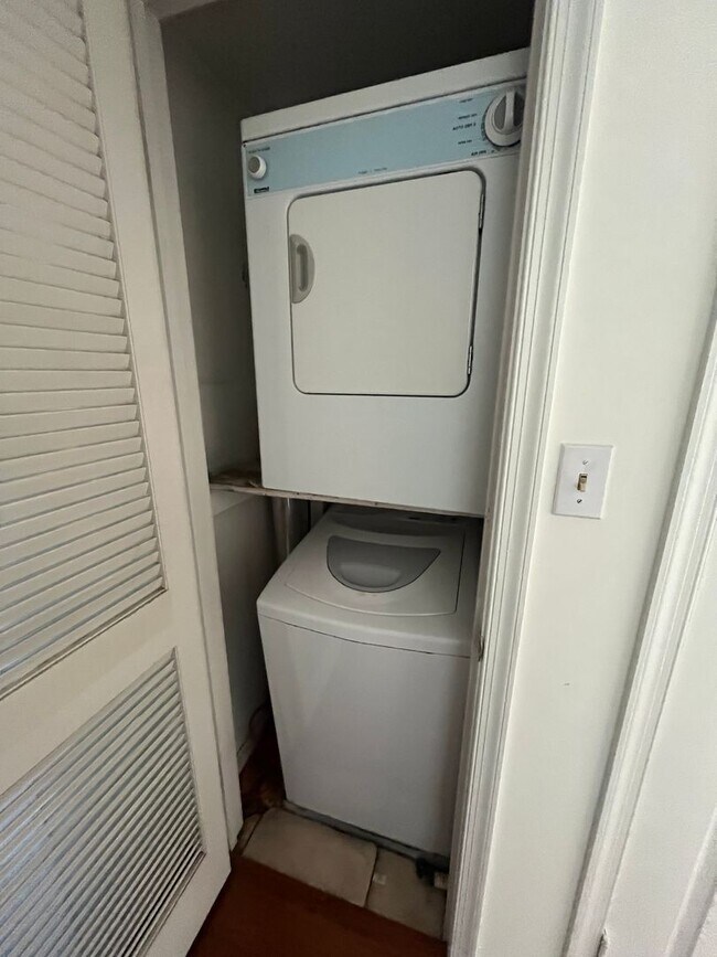 Building Photo - 1413 E Abingdon Dr