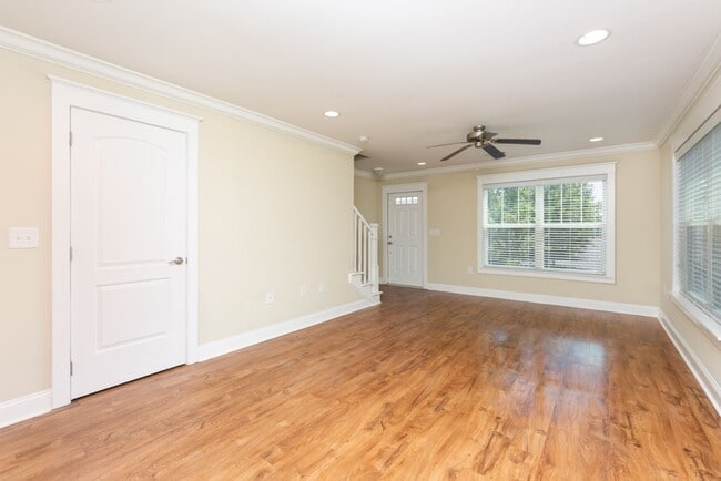 Building Photo - 2 Bedroom Townhouse- END UNIT - Everything You Need! Woodlands of Charlottesville *Only a $500 de...