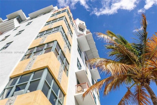 Building Photo - 2421 Lake Pancoast Dr