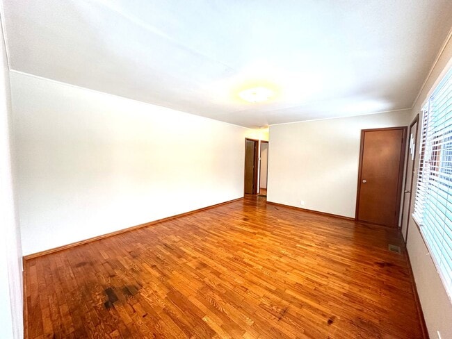 Building Photo - 3 BEDROOM 1 BATH IN JOPLIN-$1200 RENT-$1200 DEPOSIT