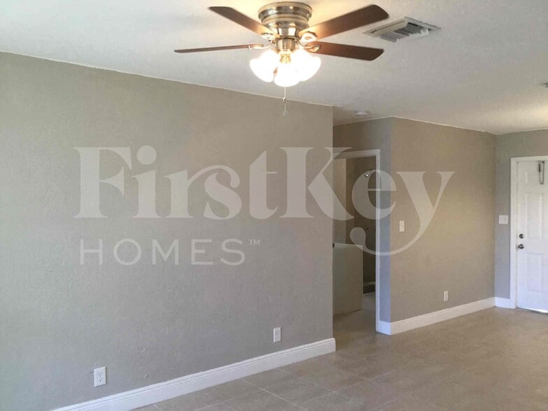 Building Photo - 2610 SW 5th St