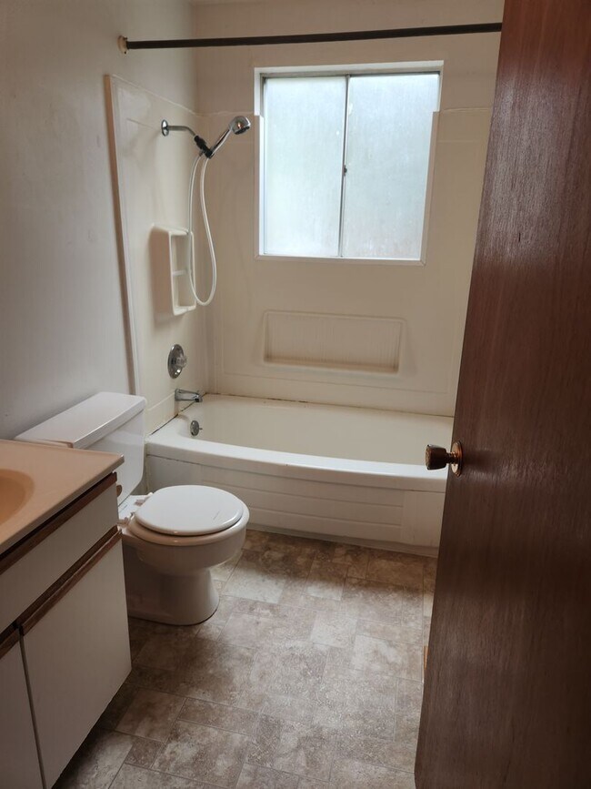 Building Photo - b1810