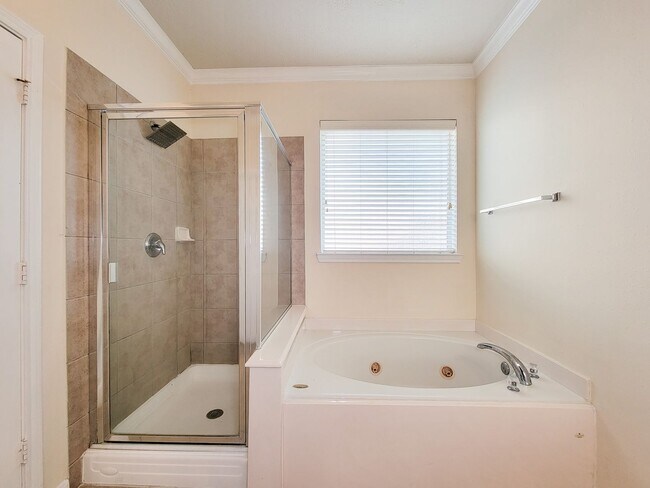 Building Photo - Fantastic looking 4 bedroom and 2 bathroom home in a great neighborhood nestled in the heart of S...