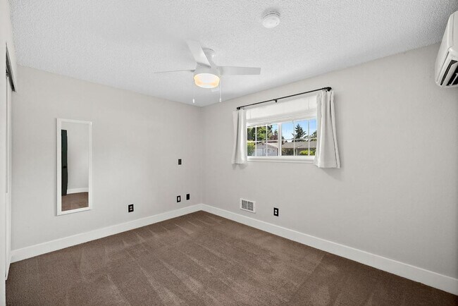 Building Photo - Beautiful Steilacoom Home with Private ADU, Covered Patio, Bonus Gym & A/C!