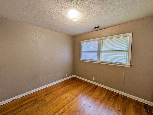 Building Photo - 306 Bridal Wreath Ave