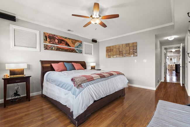 Building Photo - 3635 N Wilton Ave