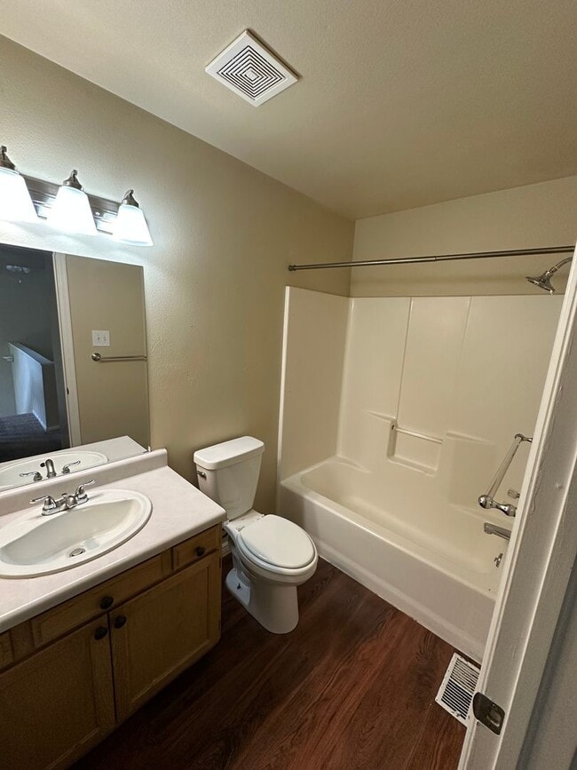 Building Photo - 3 BEDROOM, 2 BATHROOM TOWNHOUSE WITH 1 CAR...