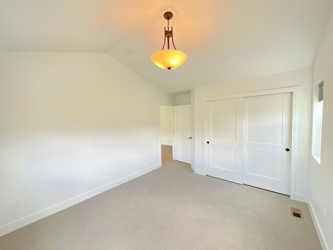 Building Photo - 5 Bedroom Home Available Near Baptist Rd &...