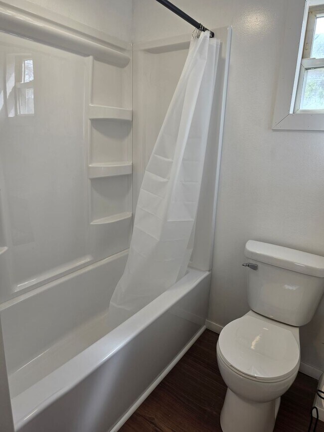 Building Photo - Remodeled 3-Bedroom, 1-Bathroom Home with Basement & Garage – $1,550/Month | Accepting Section 8