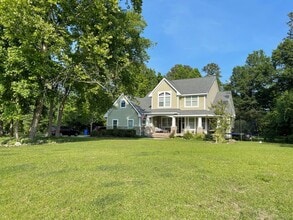 Building Photo - CASTLE LAKES - HOME W/ POOL