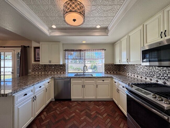 Building Photo - Spacious 5 Bedroom Home in Menifee Lakes with a 3 Car Garage for Lease!