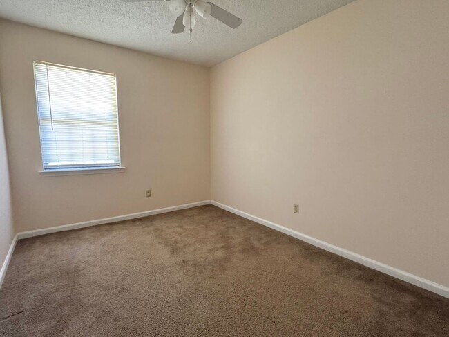 Building Photo - MOVE-IN READY! (Pet Friendly)