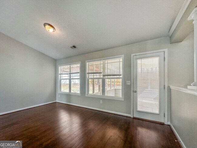 Building Photo - 806 Lilac Ln