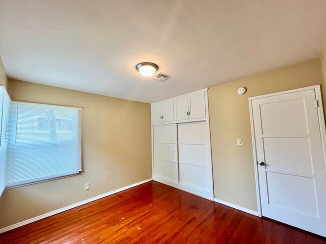 Building Photo - 3BR Home in Fairmount Park - Spacious Yard & Prime Location!