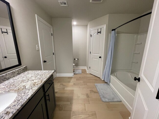 Building Photo - Newer Home in Legacy Pointe Subdivision in...