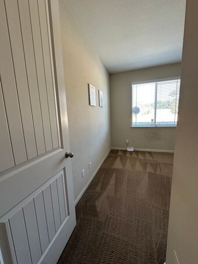 Building Photo - Garibaldi Ranch beautiful 4bedroom 3 full ...