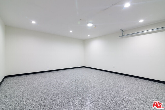 Building Photo - 1310 W Valencia Dr