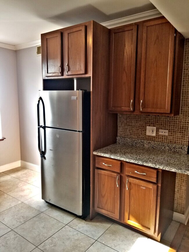Building Photo - Three Bedroom Unit in South Shore