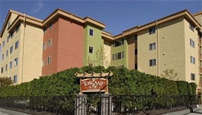 Building Photo - Updated 1bed/1 bath TOP Floor Condo in Lak...