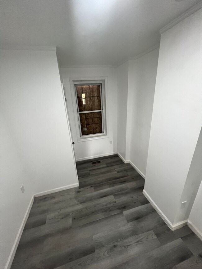 Building Photo - 22 1/2 Seward Ave