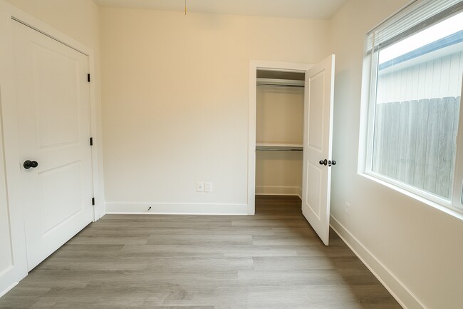 Building Photo - Spacious 3 Bedroom Home with Oversized Primary Suite near Webb & Pawnee