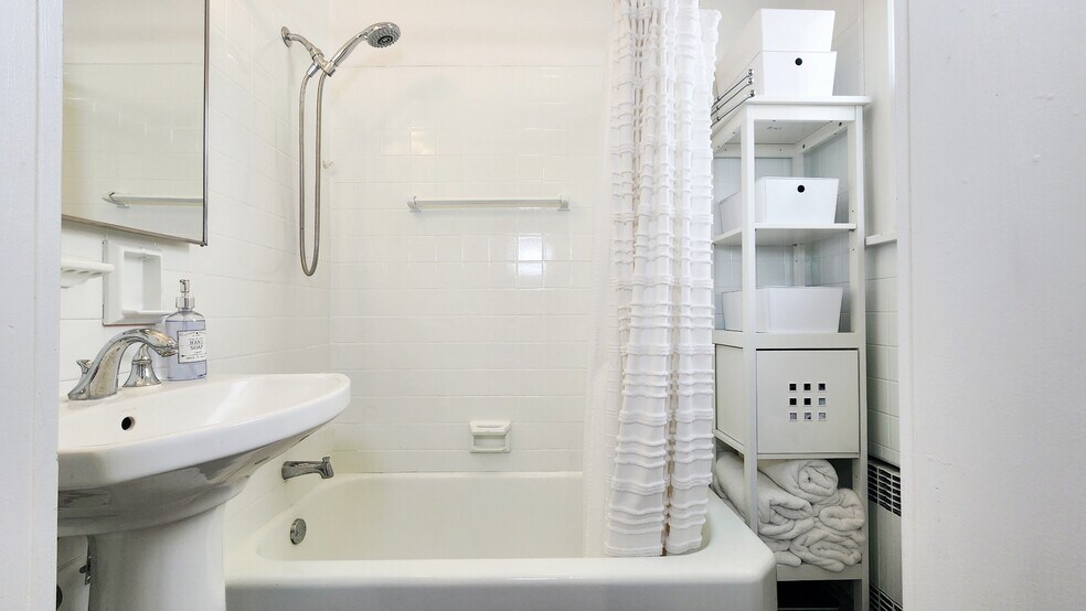 Full Bathroom 1 - 11 Banta Ave