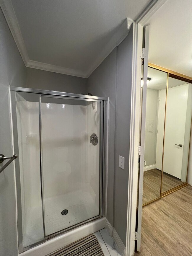 Building Photo - 6526 Ocean Crest Dr