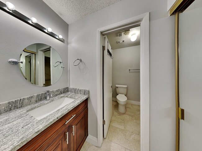 Building Photo - 2956 Clubview Dr