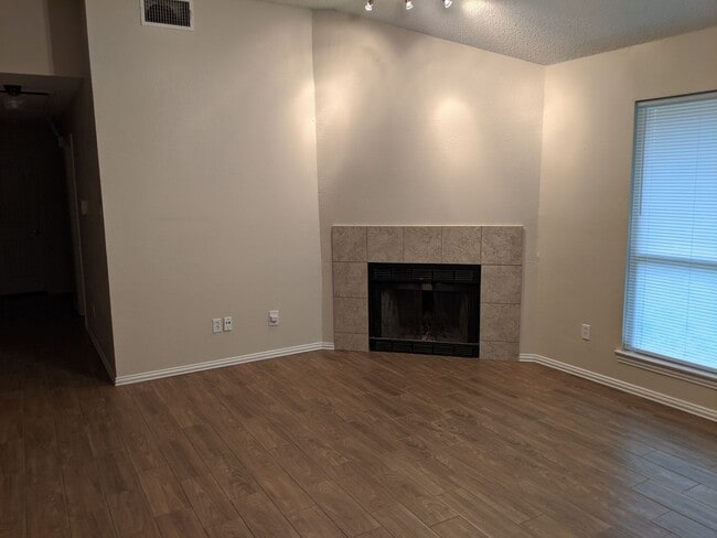 Building Photo - Spacious 3 Bedroom 2 Bath Half of Duplex A...