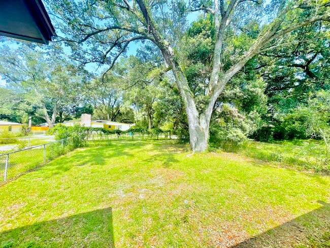 Building Photo - 6930 Woodley Dr