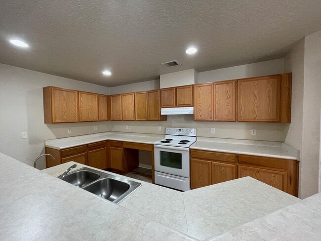 Building Photo - BEAUTIFUL 4 BR W/ MASTER DOWN*HARDWOOD FLO...