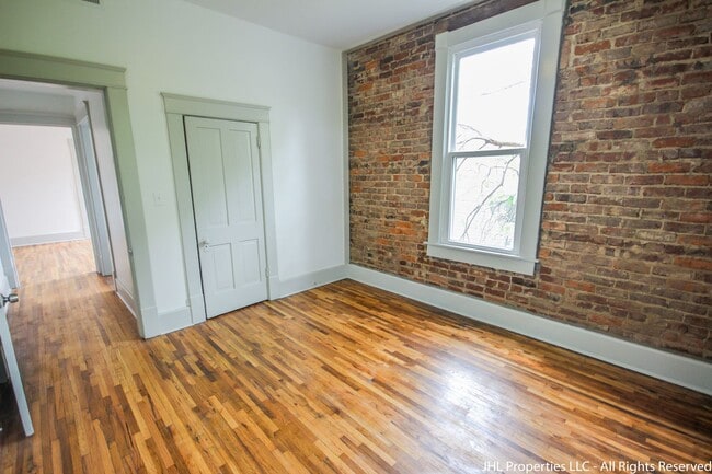 Building Photo - Updated 2 Bedroom 1 Bathroom in Downtown C...