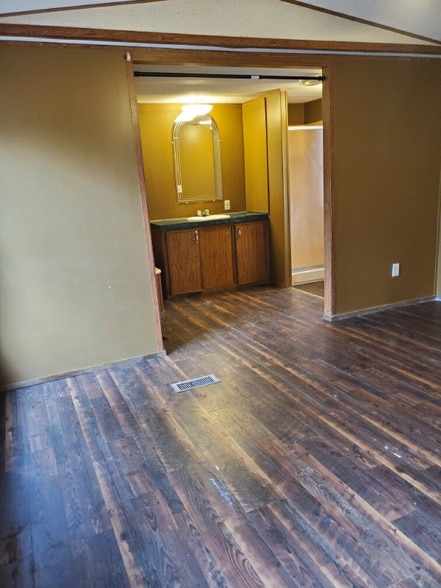 Building Photo - 415 Mooney St