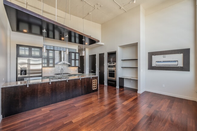 Building Photo - 2600 W 7th St