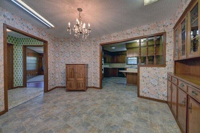 Building Photo - 915 Farmers Rd