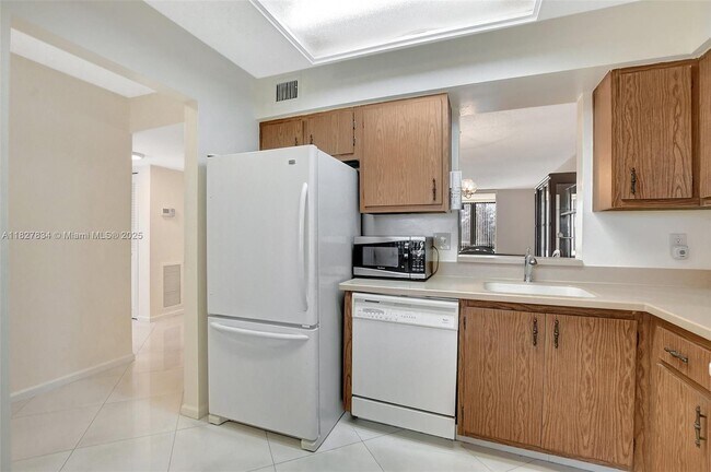 Building Photo - 7300 Lake Cir Dr
