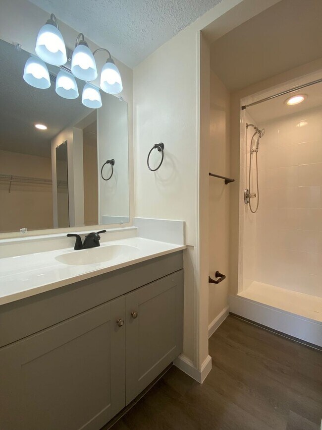 Building Photo - NEWLY RENOVATED 2 BED 2 BATH CONDO NEAR UC...