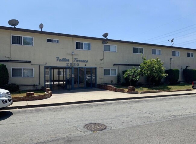 Building Photo - 2520 Vanderbilt Ln