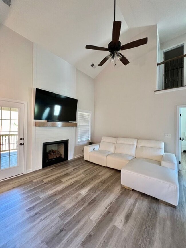 Building Photo - Beautiful Home Coming Soon!