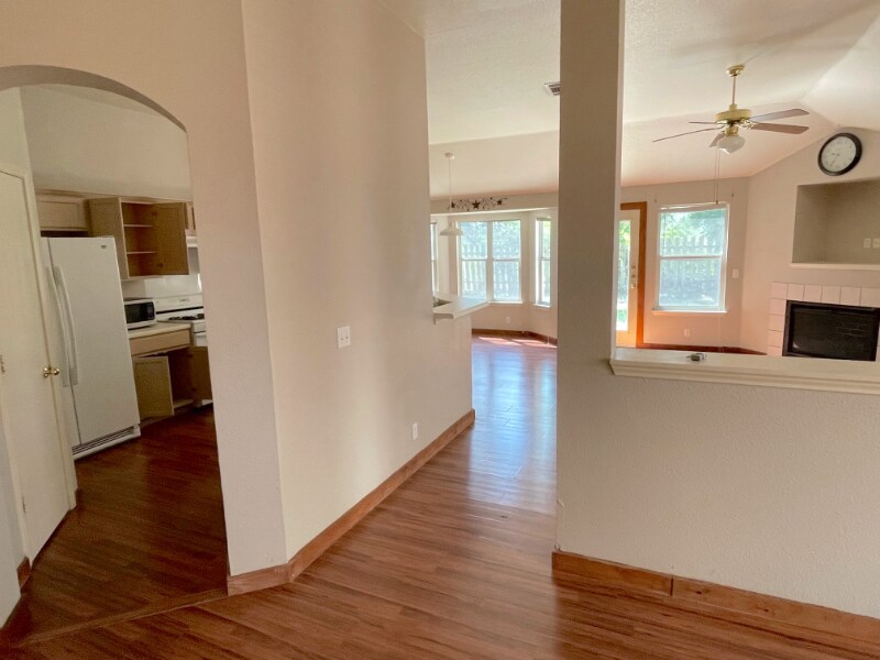 Building Photo - 218 Sunshadow Dr