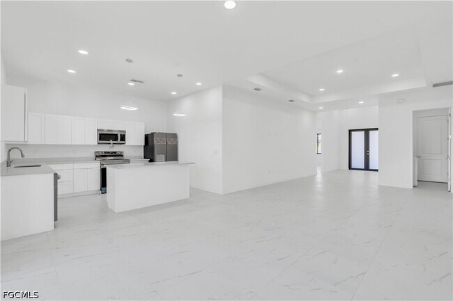 Building Photo - 1021 Chiquita Blvd N